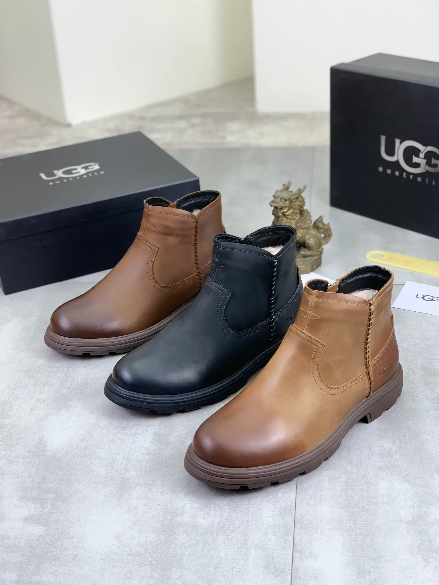 Factory price P640 💶[UGG] (full wool lining) Top-end high-quality fur integrated warm snow boots from Australia's warm luxury men's shoes brand, UGG-5877 official website synchronized, made of imported cowhide, carefully sewn...Imported rubber outsole (comfortable, soft, wear-resistant) The quality is really great...Exquisite workmanship, you can't put it down at first sight, code number: 39-44 Color: 3️⃣colors available